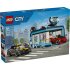 LEGO City Spalatorie auto drive-thru 60497, Set de Constructie Interactiv, cu Peri Rotative, 583 Piese - 2