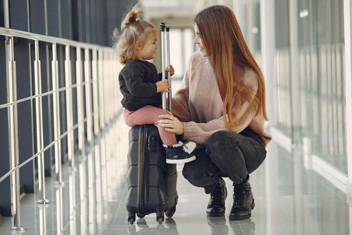mamica cu fetita in aeroport