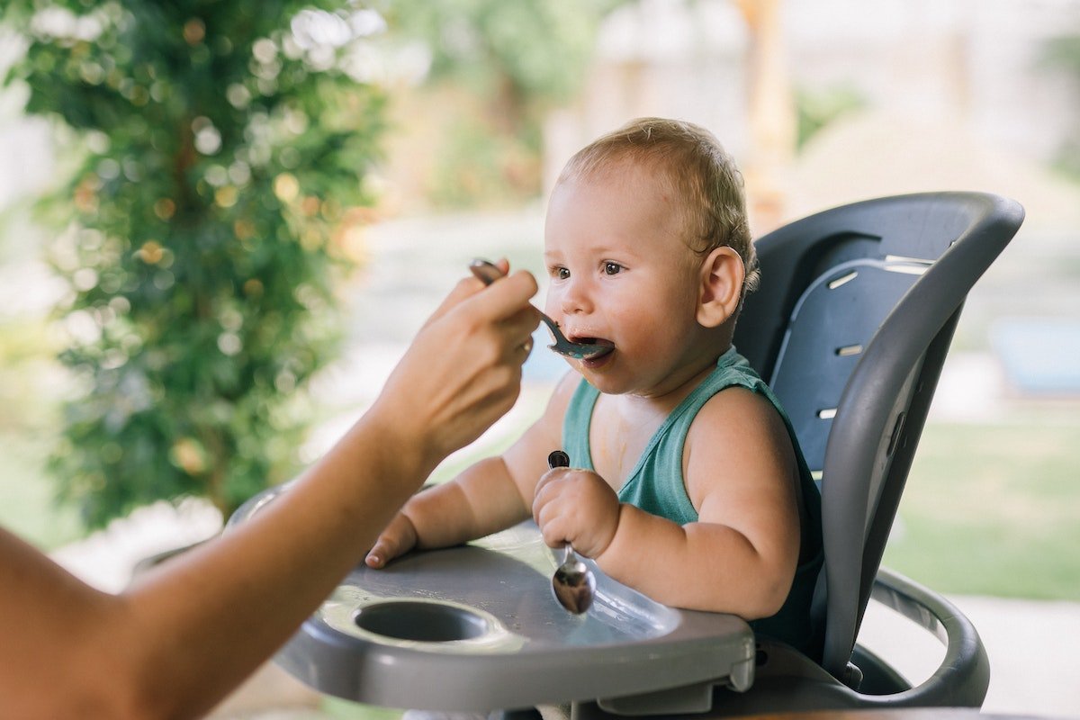 Diversificarea la bebelusi – la ce varsta trebuie sa inceapa - bebelus care sta in scaun si mananca-min