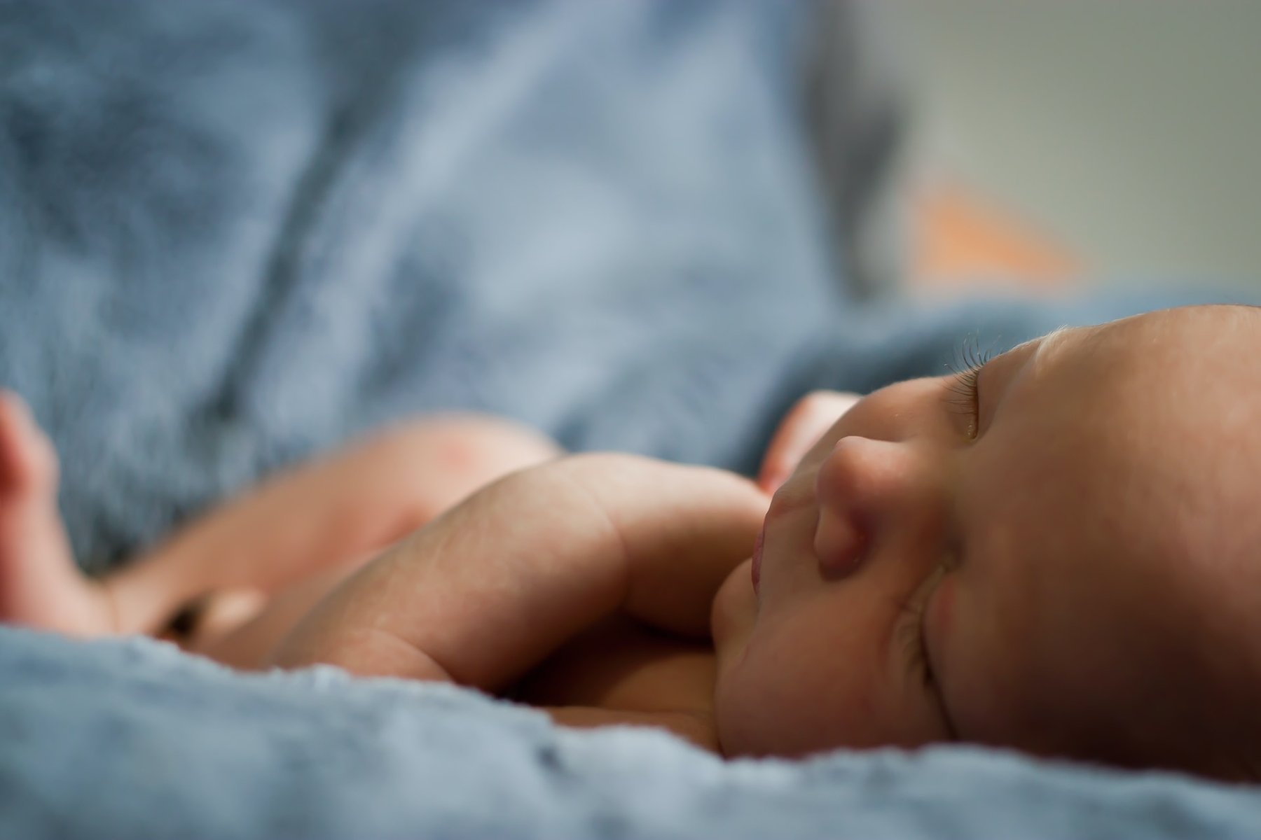 pozitia corecta de somn la bebelusi cum dorm bebelusii in siguranta