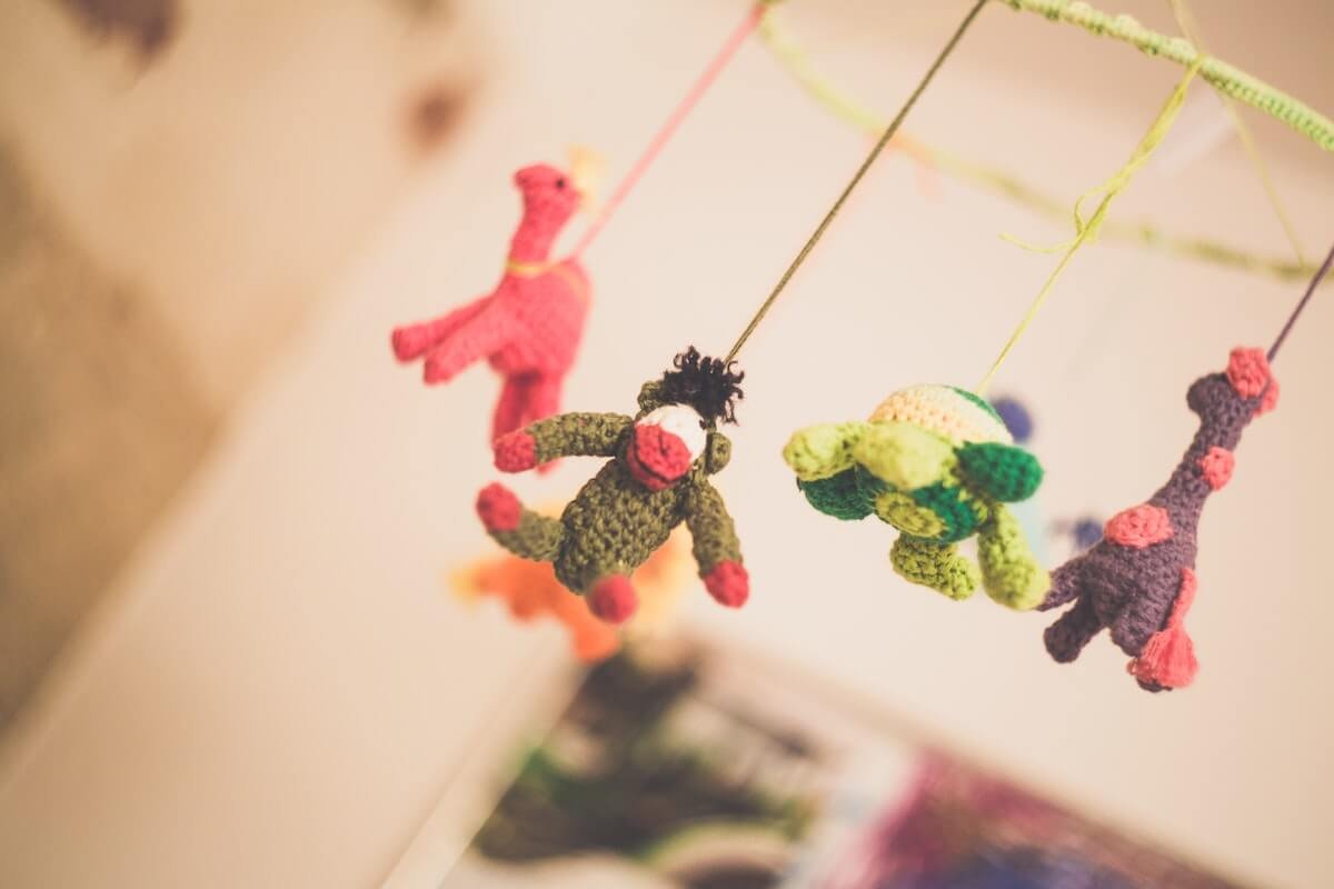 Amplasare patut bebelus - jucarii tricotate pe ata