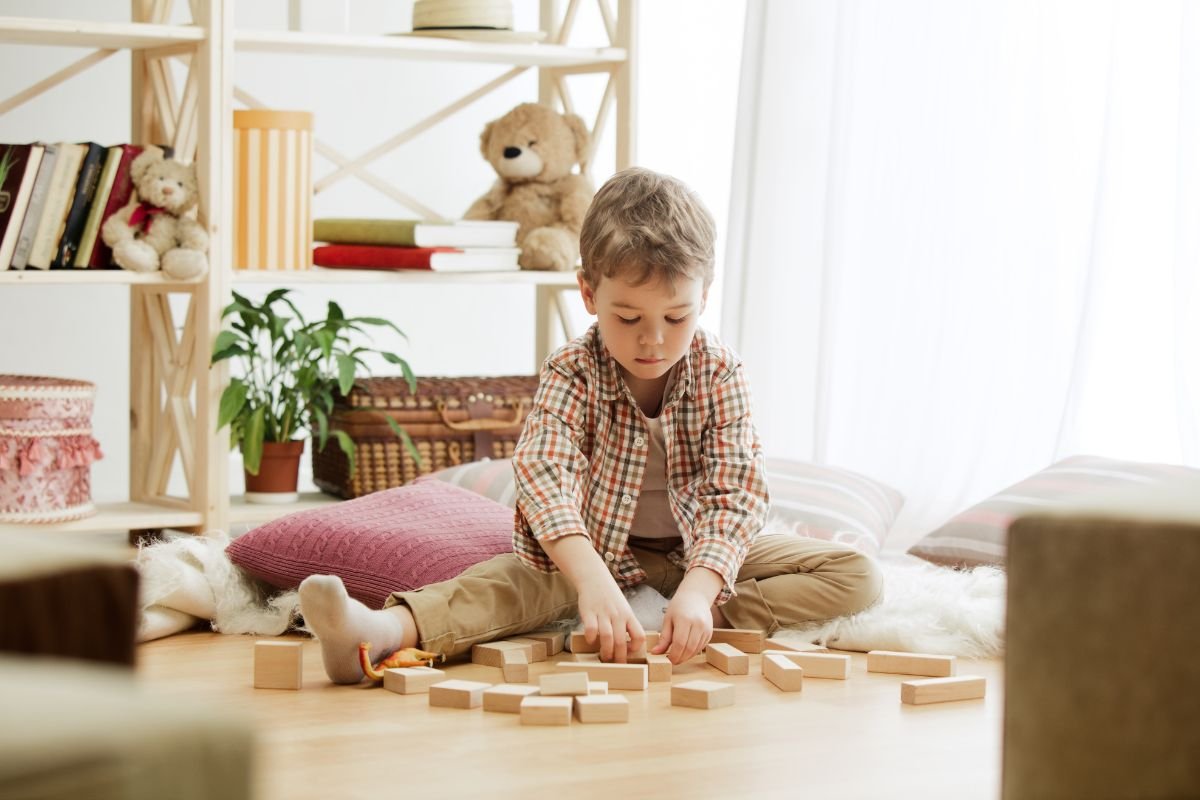 copil joaca blocuri lemn, activitati creative - babymatters.ro