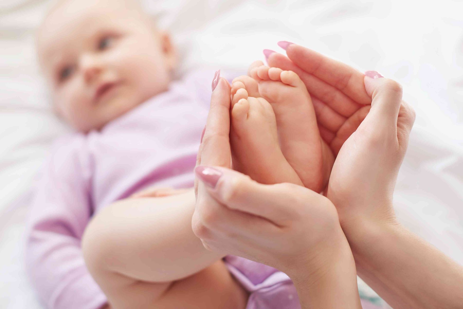 Puseurile la bebelusi ce se intampla in primele 6 luni de viata - bebelus, maini, roz - babymatters.ro