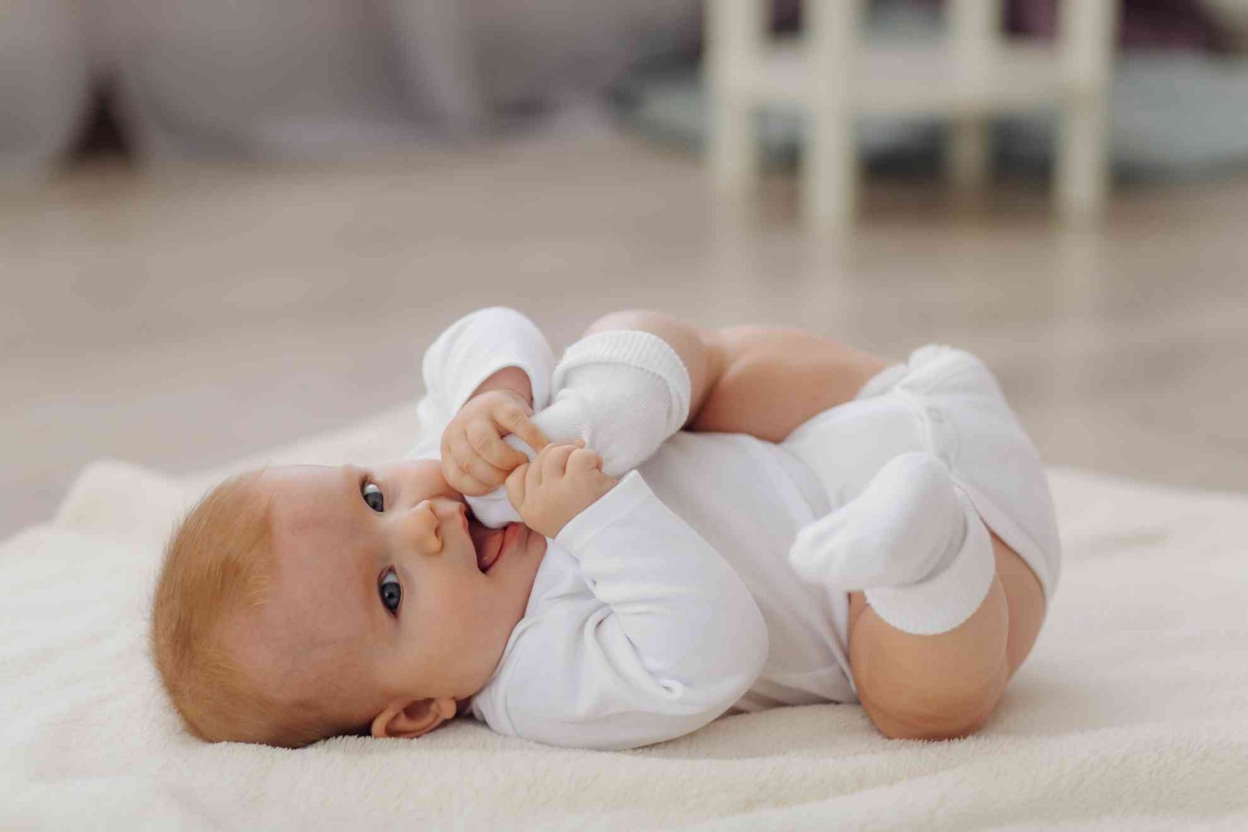 Puseurile la bebelusi ce se intampla in primele 6 luni de viata - bebelus, sosetele, body, alb - babymatters.ro
