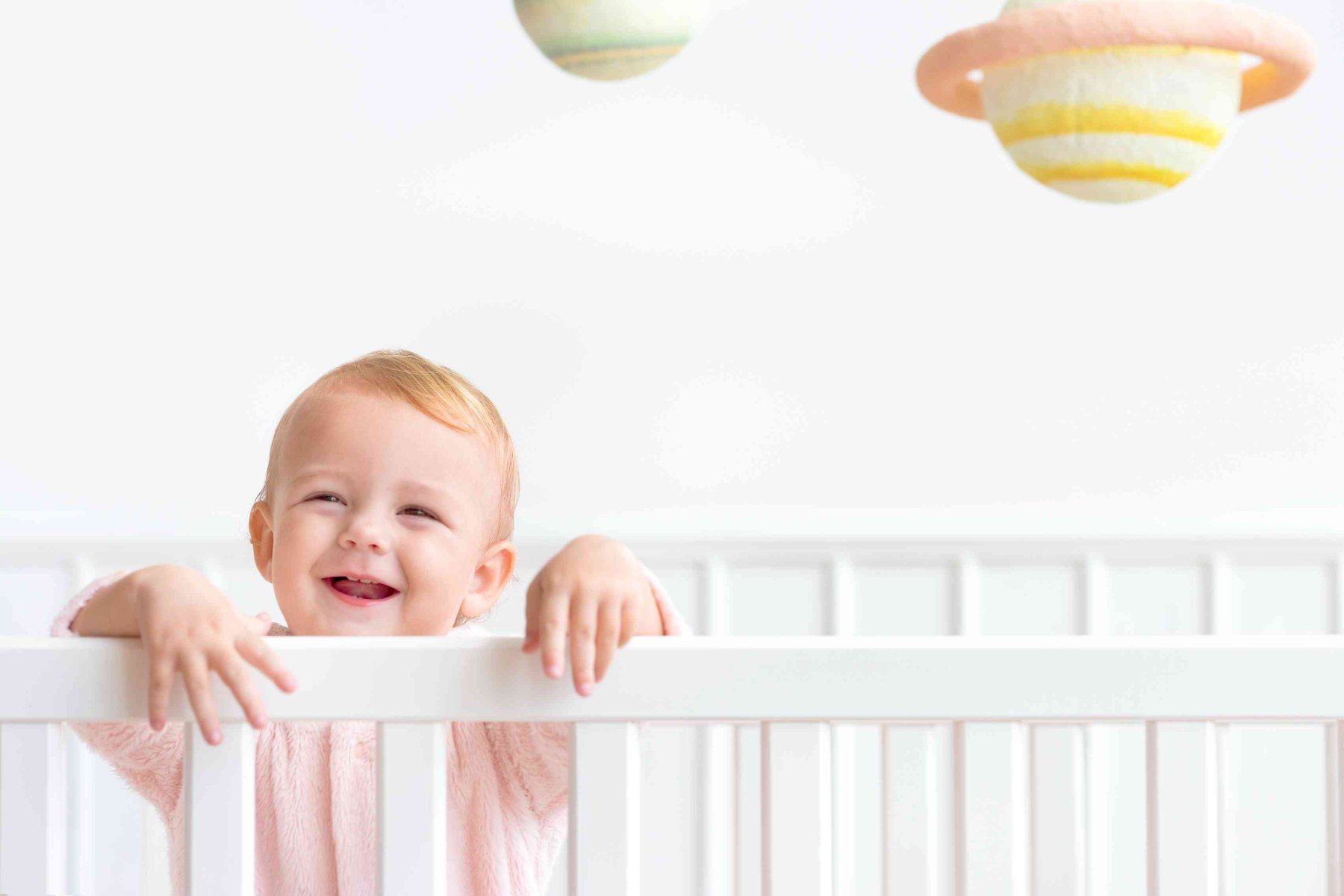 Puseurile bebelusilor mai mari cat de repede cresc in a doua jumatate a primului an de viata - bebelus, patut, alb, roz - babymatters.ro