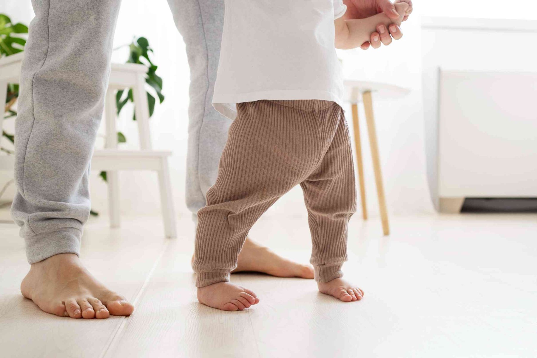 Puseurile bebelusilor mai mari cat de repede cresc in a doua jumatate a primului an de viata - picioare de bebelusi, picioare de tata, alb, bej, gri -  babymatters.ro