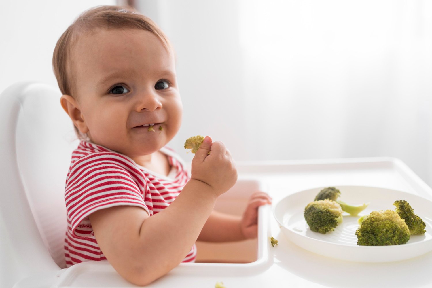 bebe adorabil in scaun de masa bebelusi papa broccoli, diversificare alimentatie - babymatters.ro
