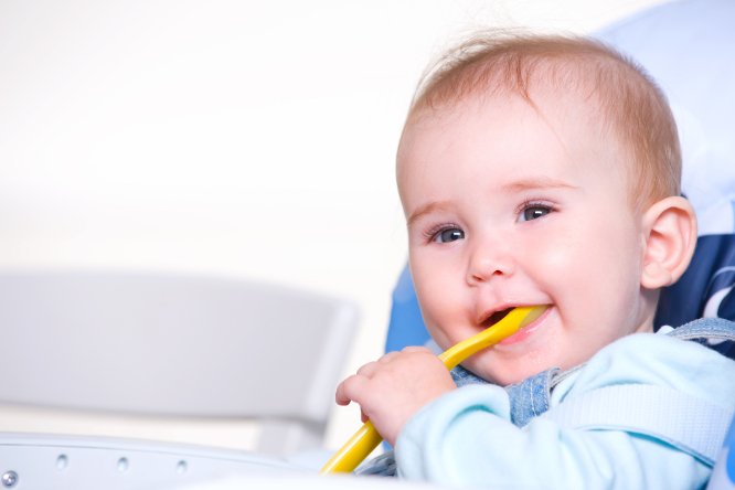 4. Dentitia bebelusilor nu trebuie sa fie o durere constanta pentru niciun membru al familiei - bebelus, hainute albastre, scaun hranire, lingura galbena