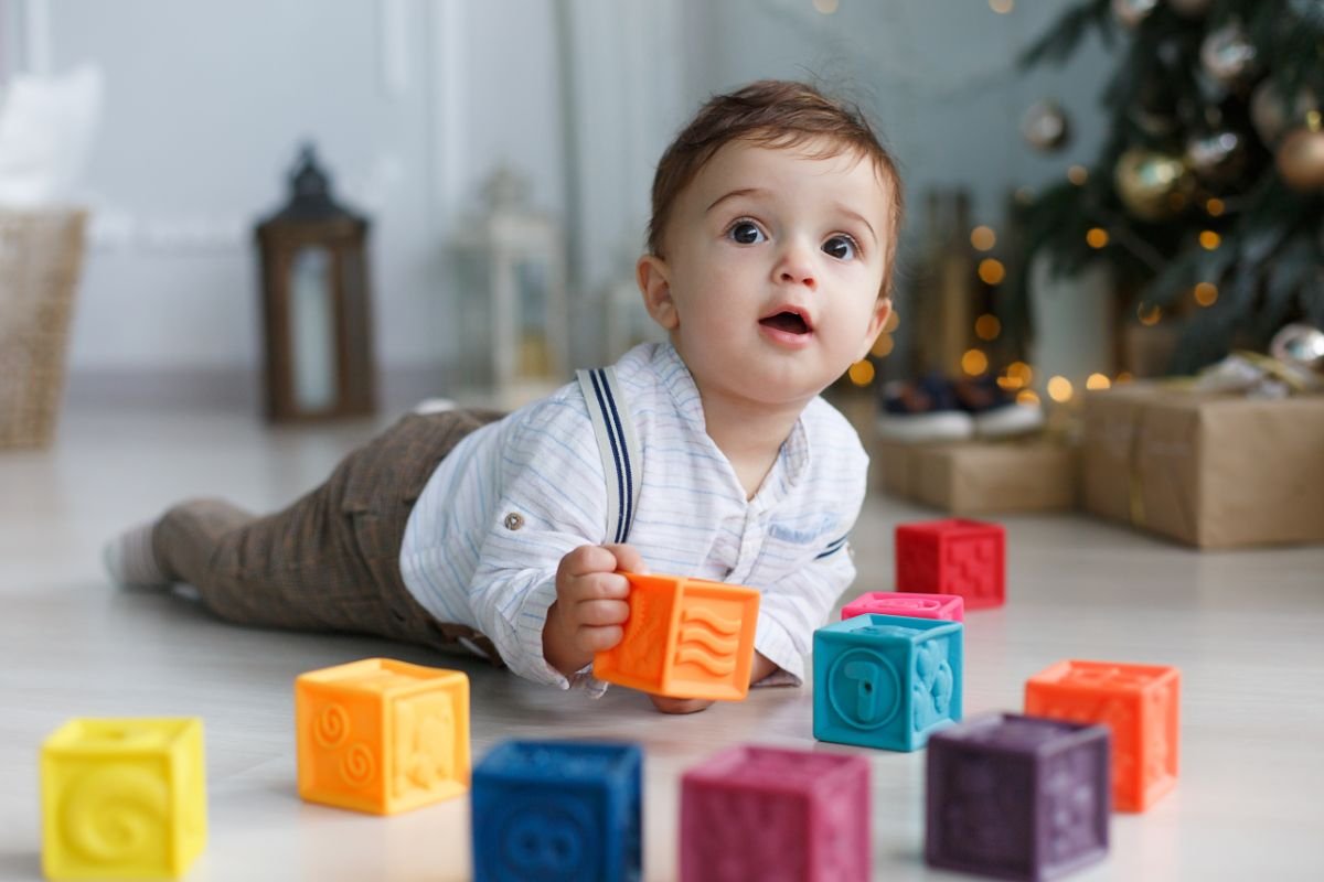 activitati bebe 9 luni - bebelus, cuburi colorate din plastic