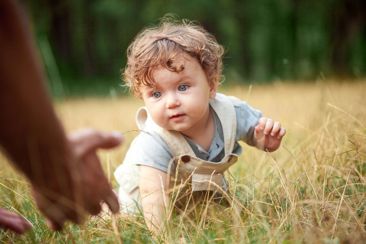 activitati de bebe de 9 luni - bebelus, camp cu iarba, maini tata