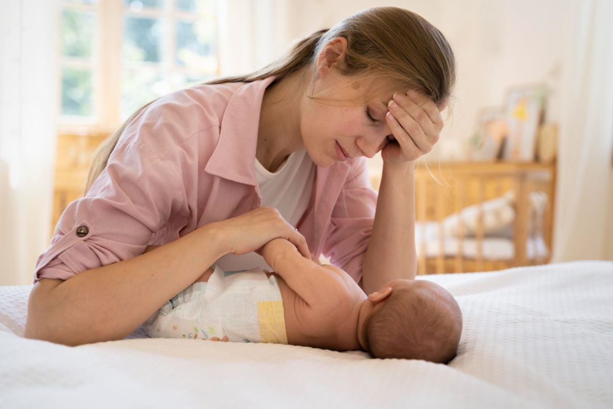colicile bebelusilor simptome - mama ingrijorata, bebe, pat, patut bebe