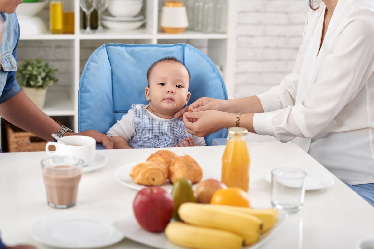 dezvoltare bebe 9 luni - bebelus, parinti, scaun masa, mic dejun
