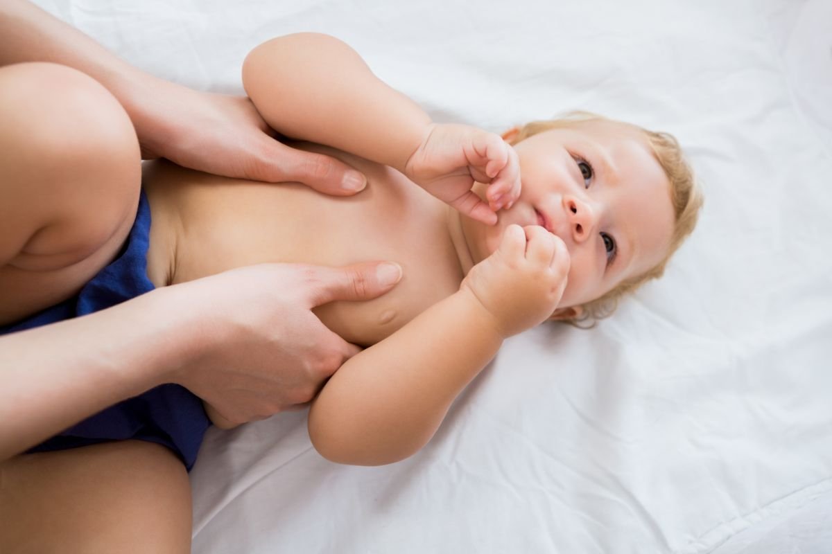 remedii colici bebelus - bebe, maini mama, fundal alb