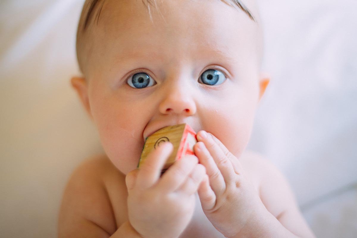 primul an de viata, bebelus, ochi albastri, cub lego - babymatters.ro