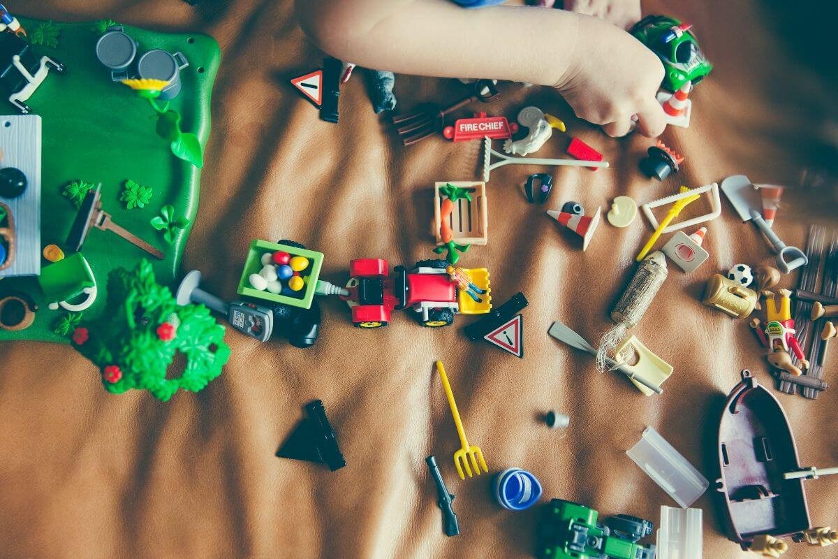 Top jucarii pentru copiii de 2 ani-masinute, figurine miniatura dezasamblate