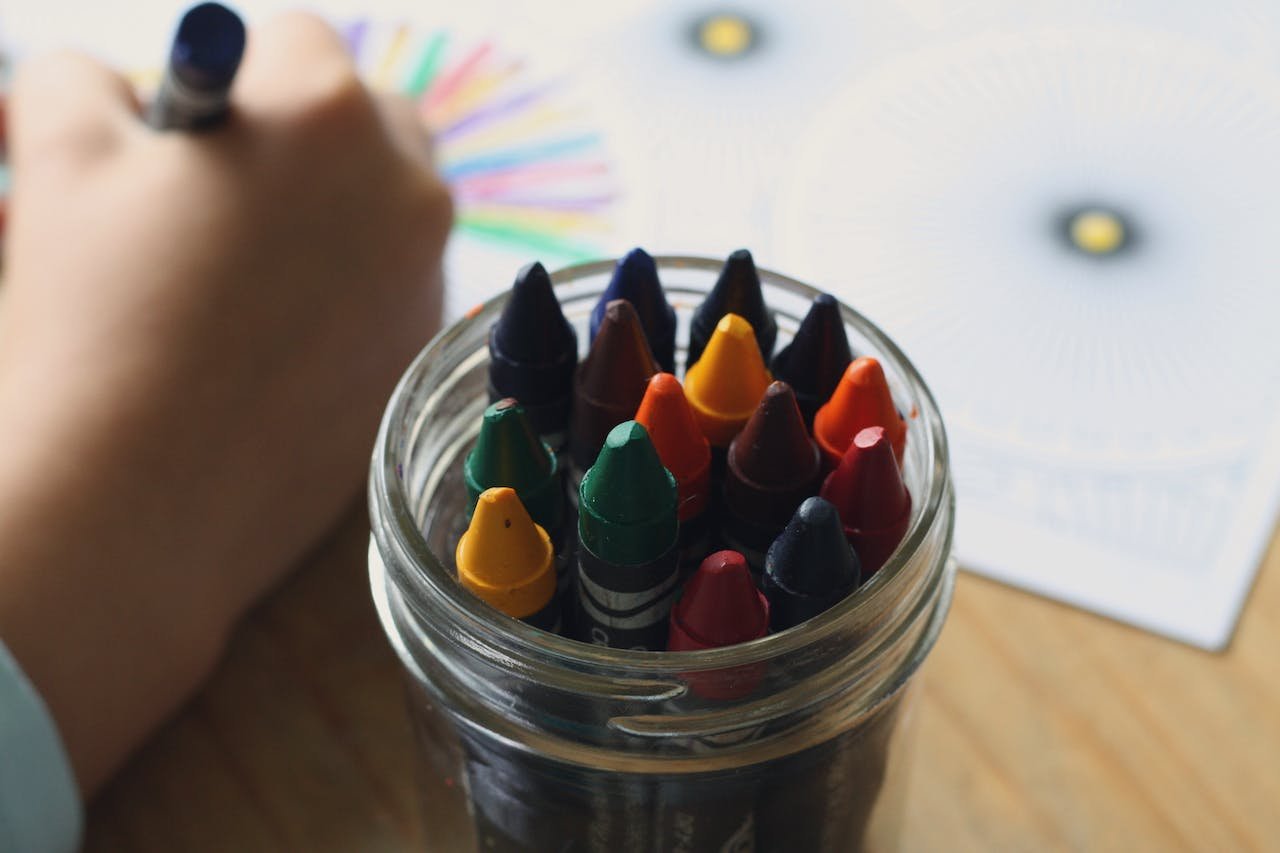 Motricitatea de la 1 an la 5 ani - creioane colorate, desen, mana