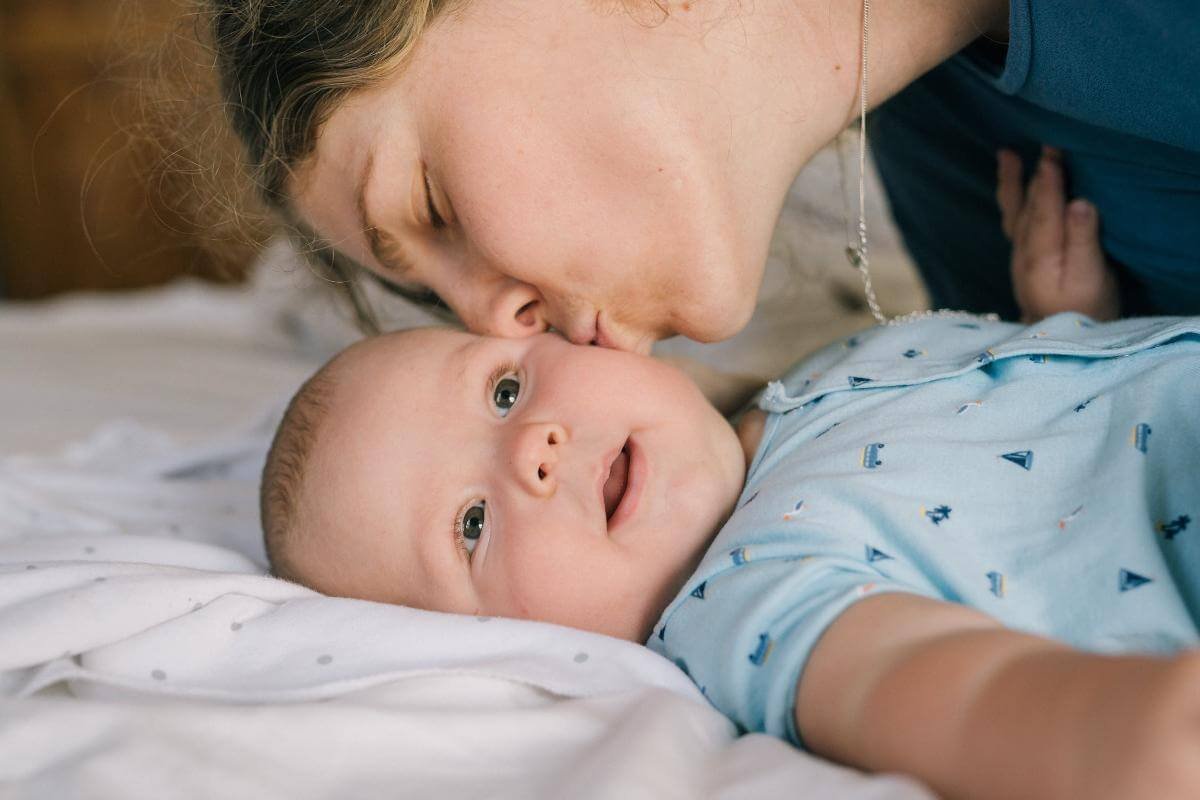 Bebe la 11 luni - copil, femeie, mama sarutand copil