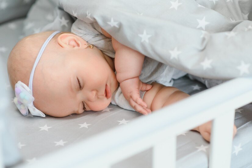 Bebelusii la 5 luni - informatii esentiale despre somnul, dezvoltarea si alimentatia micutilor_Somnul la bebelusi, bebelus care doarme, patut