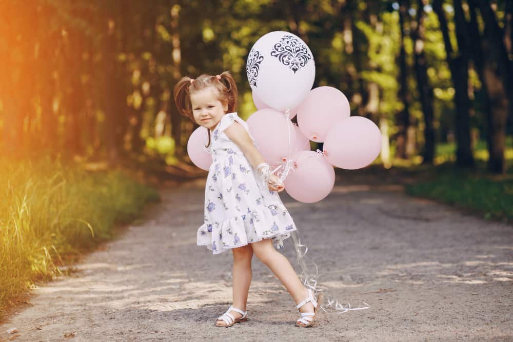 Cadou pentru fetita de 3 ani - ce criterii trebuie sa indeplineasca cadourile perfecte- fetita cu baloane, rochita roz-min
