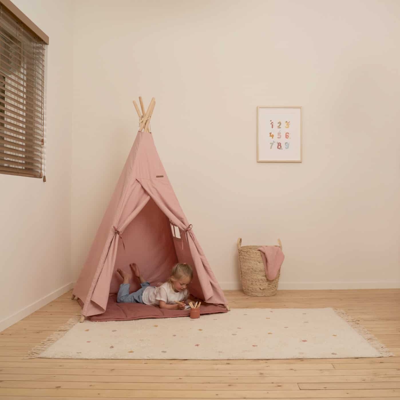 Cadou pentru fetite de 3 ani - idei practice- cort roz camera copii-min