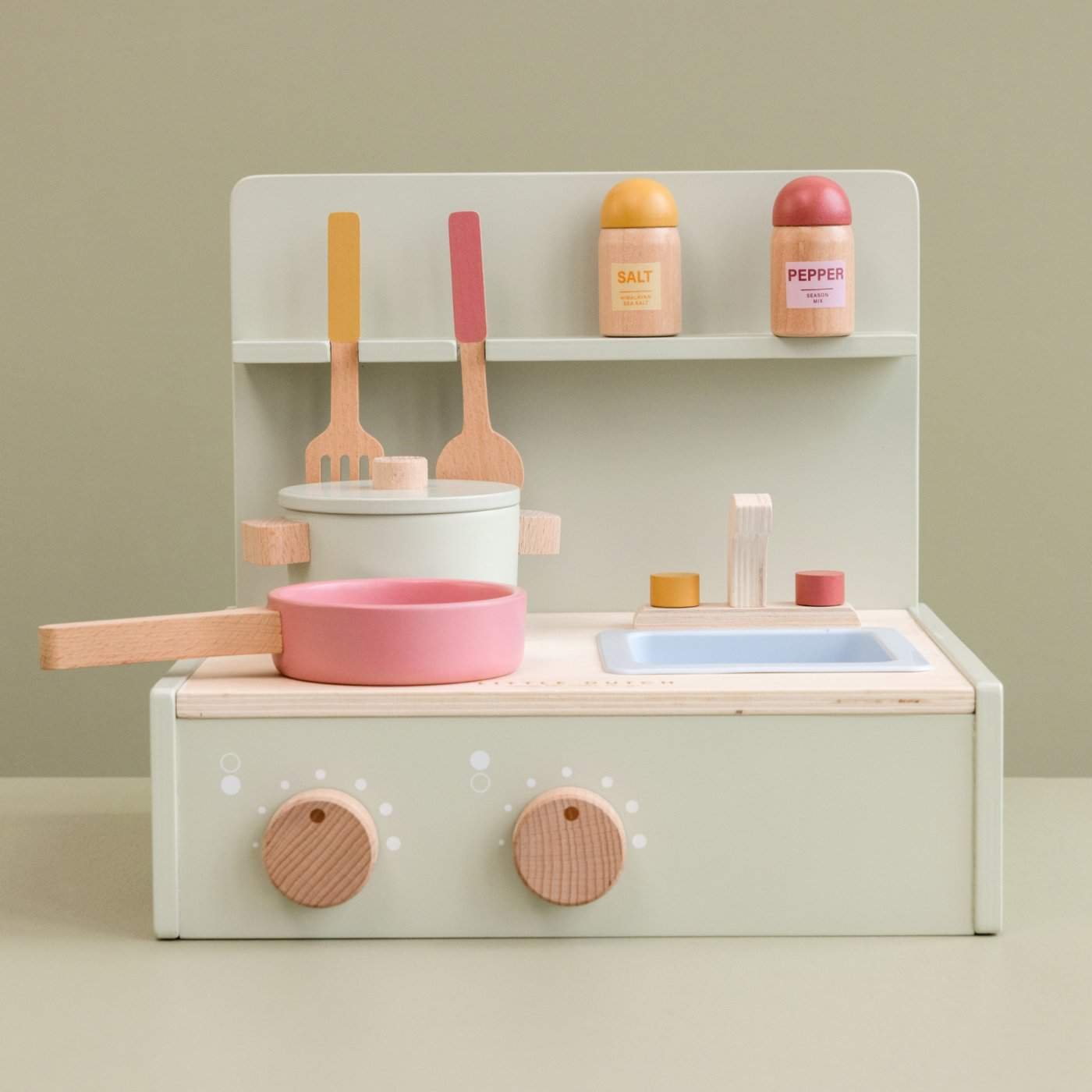 Idei de cadouri pentru fetita de 3 ani creative si interactive- mini bucatarie de lemn-min