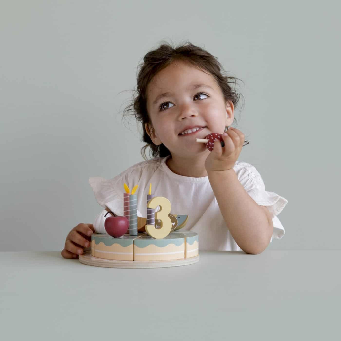 Idei de cadouri pentru fetita de 3 ani creative si interactive- tort jucarie din llemn-min