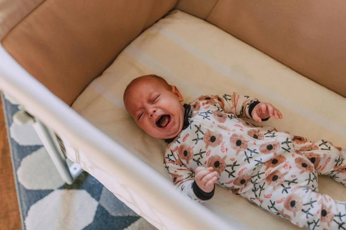 Anxietatea de separare la bebelusi-copil care plange, patut