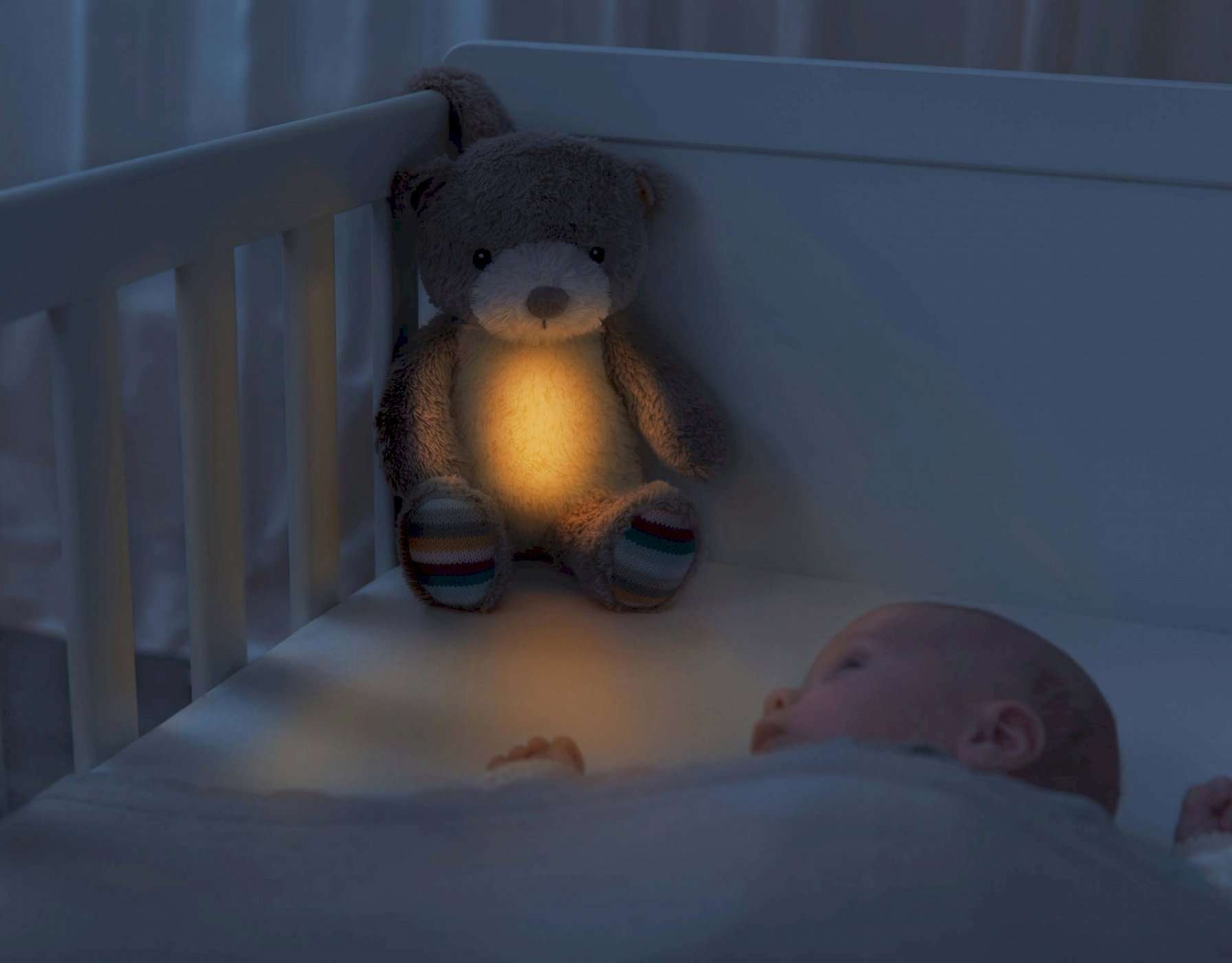 Camera de fete - cum o personalizezi, astfel incat sa fie cat mai interactiva- lampa ursulet, bebelus-min