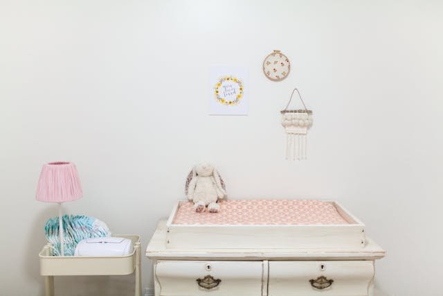 Idei pentru camera de fete de design si amenajare- masa infasat bebe, accesorii-min