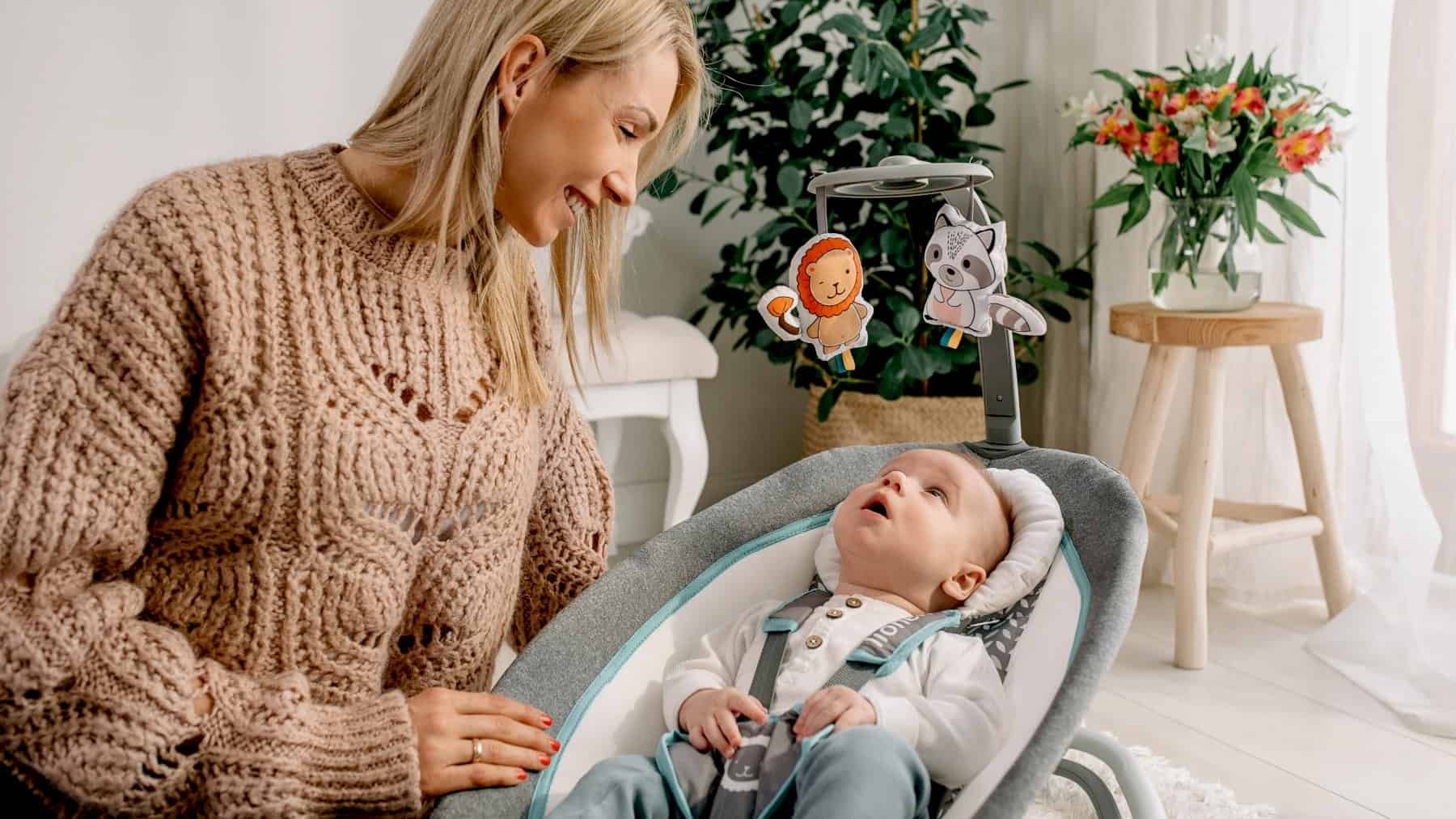 Camera de baieti - mobilierul si accesoriile care nu trebuie sa lipseasca- bebe in balansoar, mama-min