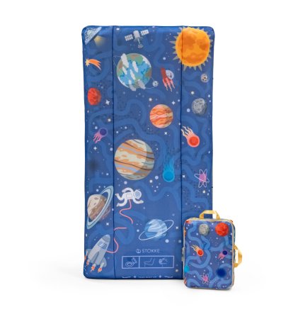 Φουσκωτό παιδικό παρκοκρέβατο Stokke JetKids CloudSleeper, εύκολο στο καθάρισμα, με προστατευτικό κάλυμμα, Space Maze