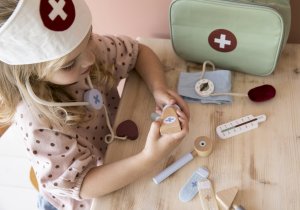 Играчки / Wooden toys - Малък холандски медицински комплект - 2